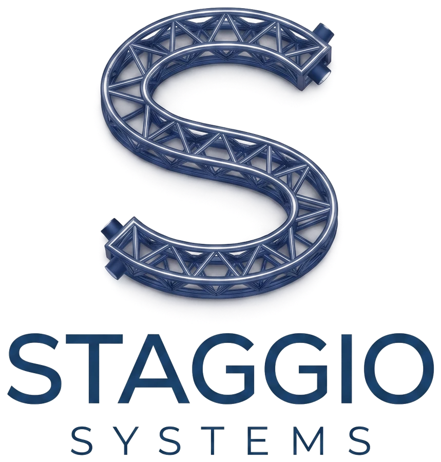 Logo Staggio Systems: a letra S construída em treliça azul-marinho, com STAGGIO SYSTEMS abaixo